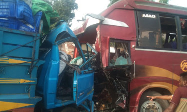 লিচুবাহী ট্রাকের সঙ্গে যাত্রীবাহী বাসের মুখোমুখি সংঘর্ষ, নিহত ১