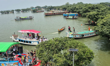 টাঙ্গুয়ার হাওরে পর্যটকবাহী হাউসবোটে হয়রানি, জেলা প্রশাসনের সতর্কবার্তা