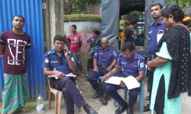 ফরিদপুরে গৃহবধূর বিবস্ত্র মরদেহ উদ্ধার, অচেতন অবস্থায় পড়ে ছিল মেয়ে