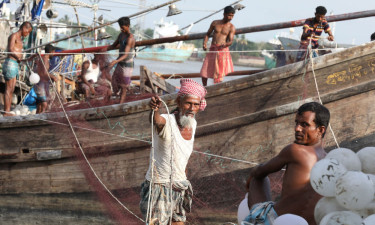 ৫৮ দিনের নীরবতা ভাঙতে মধ্যরাতে সমুদ্রে নামছেন জেলেরা