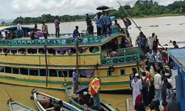 ঈদের পর কাপ্তাই হ্রদে লঞ্চে উপচে পড়া ভিড়, ঝুঁকি নিয়ে পারাপার