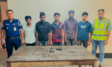 যশোরে চায়নিজ কুড়ালসহ ৫ ইভটিজার আটক