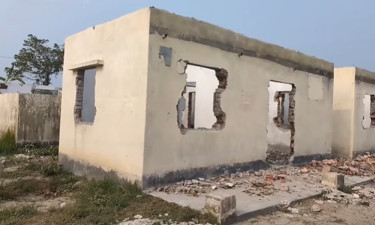 ঘর হারিয়ে ৬০টি পরিবারের মানবেতর জীবনযাপন