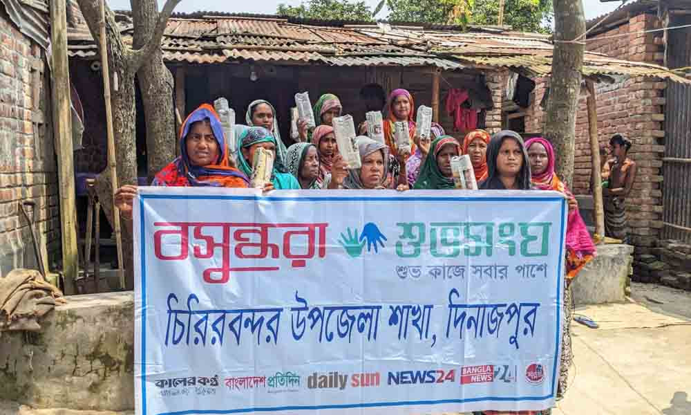 চিরিরবন্দরে সচেতনতায় স্যানিটারি ন্যাপকিন বিতরণ বসুন্ধরা শুভসংঘের