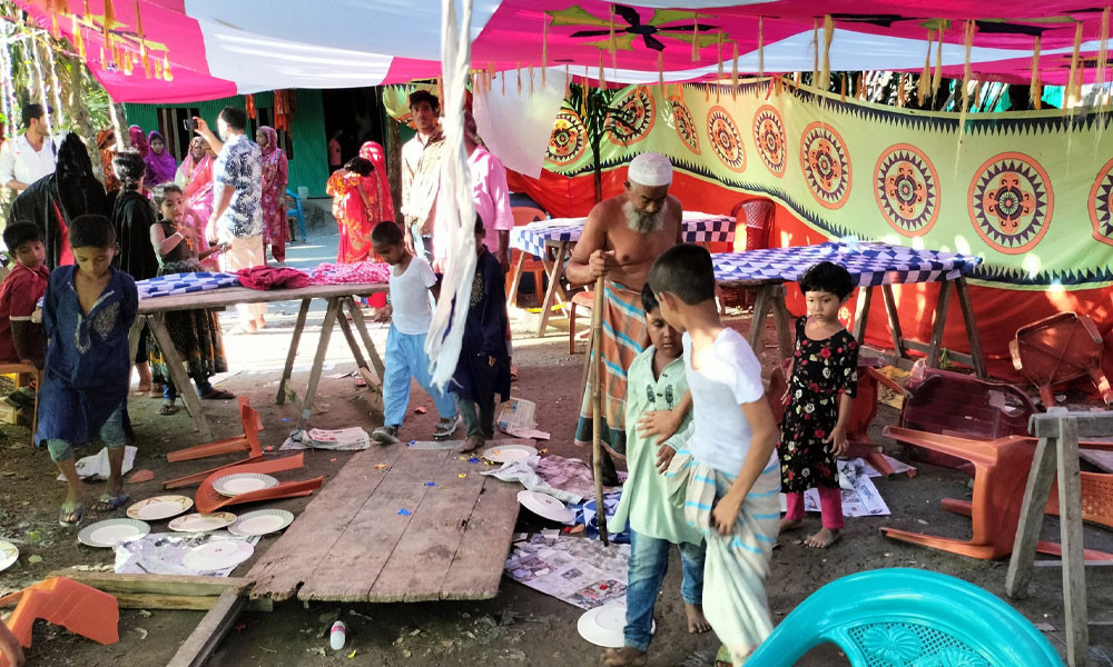 যৌতুকের টাকা না পেয়ে কনের বাড়িতে বর পক্ষের হামলা