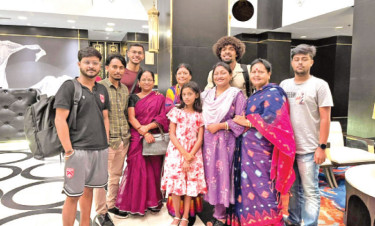 পরিবারের সঙ্গে হামজা চৌধুরী
