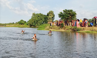 অভিনব পাতিলবাইচ দেখতে নারী-পুরুষের ভিড়