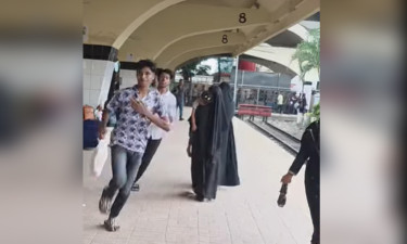 ট্রেন ধরতে দৌড়াচ্ছেন যাত্রীরা