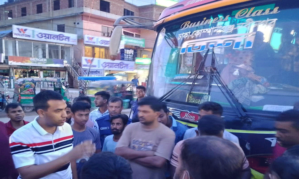দেবিদ্বারে ট্রাফিক পুলিশকে মারধর : বাসচালক আটক, গাড়ি জব্দ