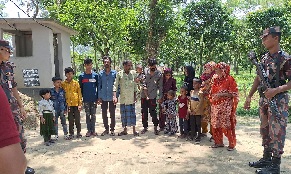 একই পরিবারের ১৪ জনসহ ১৫ বাংলাদেশিকে ঠেলে পাঠাল বিএসএফ
