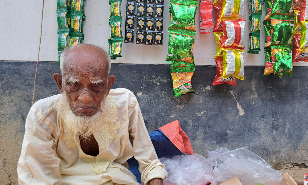 বৃদ্ধ করিম প্রামাণিকের পাশে দাঁড়াল বসুন্ধরা শুভসংঘ