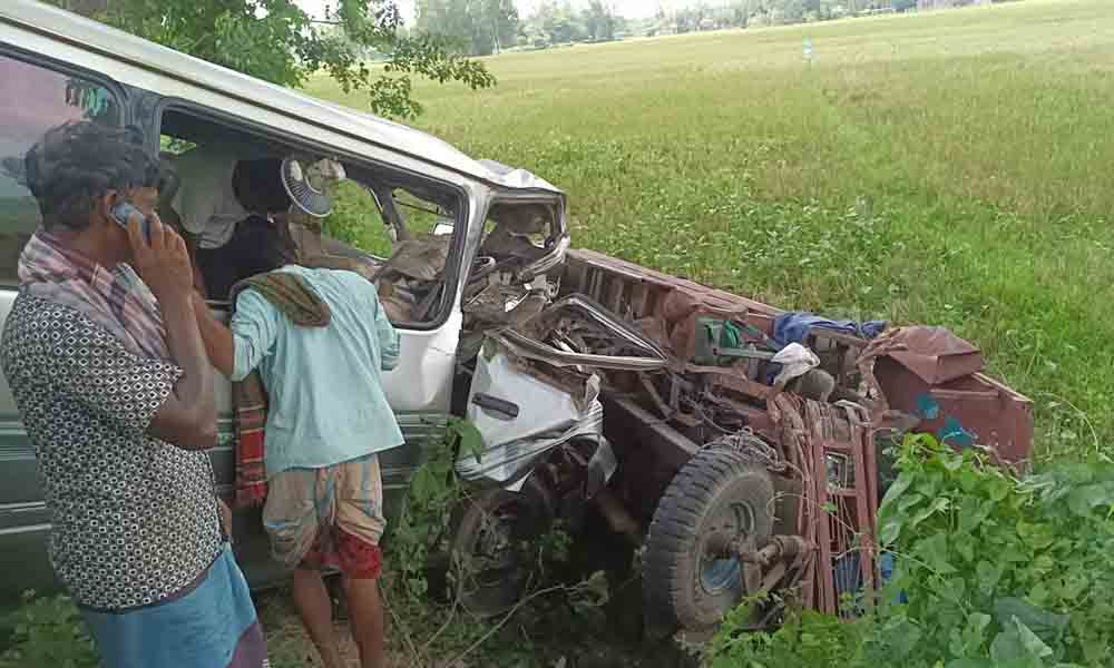 আক্কেলপুরে মাইক্রোবাসের সঙ্গে মুখোমুখি সংঘর্ষে প্রাণ গেল ভটভটি চালকের