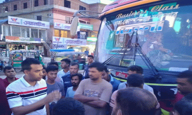দেবিদ্বারে ট্রাফিক পুলিশকে মারধর : বাসচালক আটক, গাড়ি জব্দ