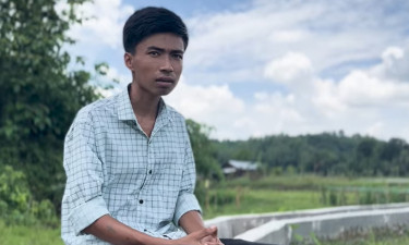 বাধার পাহাড় ডিঙিয়ে ঢাবিতে মারমা তরুণ
