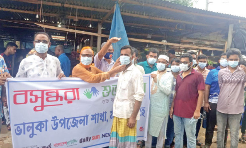 ভালুকায় করোনা সংক্রমণ রোধে মাস্ক বিতরণ
