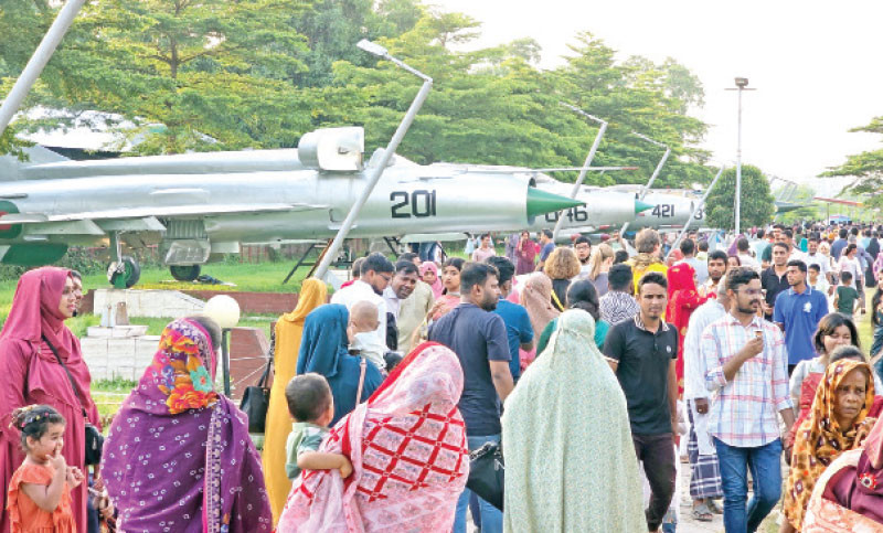 বিমানবাহিনী জাদুঘরে দর্শনার্থীদের ভিড়