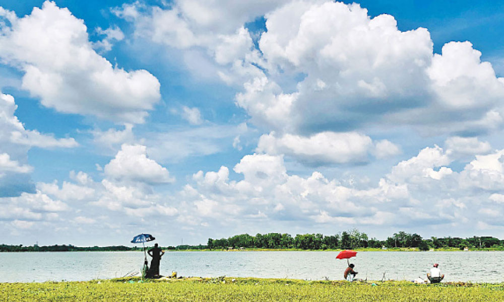 দুয়ারে কড়া নাড়ছে বর্ষা