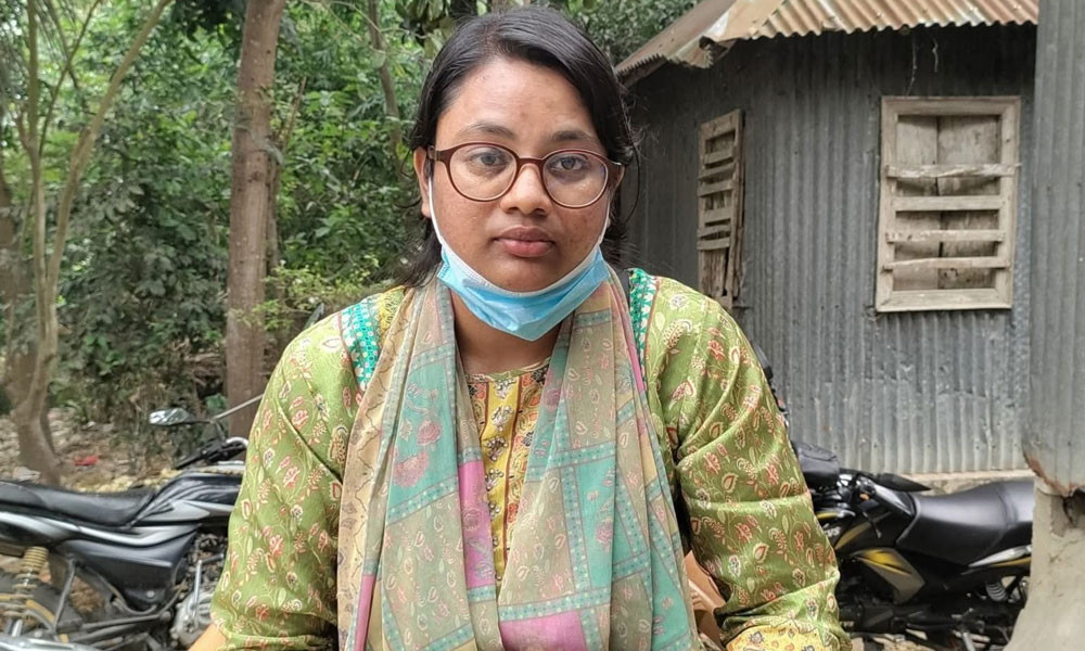 ক্ষতিপূরণের দাবিতে হিন্দু যুবকের বাড়িতে মুসলিম নারীর অবস্থান