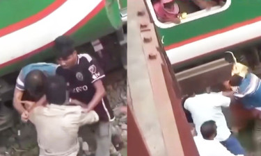 যাত্রীদের দ্বন্দ্ব মেটাতে গিয়ে লাঞ্ছিতের শিকার স্টেশন মাস্টার, ভিডিও ভাইরাল