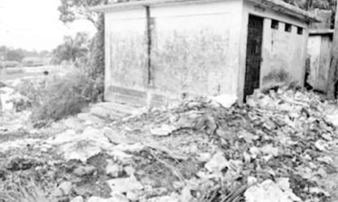 চান্দিনার বদরপুর বাজারে গণশৌচাগার বন্ধ থাকায় জনভোগান্তি