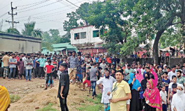 ছাঁটাইয়ের প্রতিবাদে শ্রীপুরে বিক্ষোভ, কারখানা কর্মকর্তারা অবরুদ্ধ
