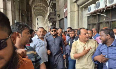 সমর্থকদের অবস্থান কর্মসূচিতে যোগ দিলেন ইশরাক হোসেন