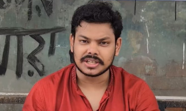 ডাকসু নির্বাচনের দাবিতে উপাচার্যের বাসভবনের সামনে অবস্থান কর্মসূচি