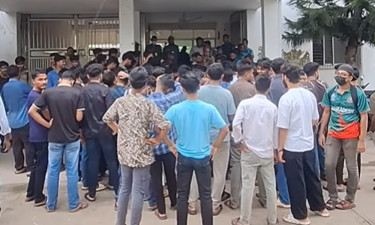 এইচএসসি পরীক্ষা পেছানোসহ ৩ দফা দাবিতে শিক্ষার্থীদের বিক্ষোভ
