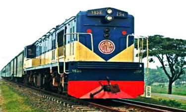 মোবাইলে কথা বলতে বলতে তরুণীর কাণ্ড