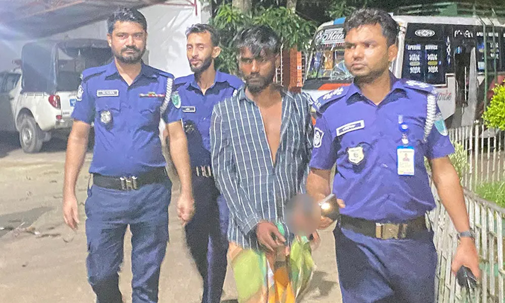 চলন্ত বাসে কলেজছাত্রীকে সংঘবদ্ধ ধর্ষণ, চালক আটক