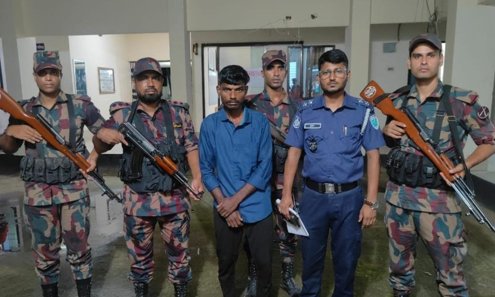 সীমান্তে মদসহ ভারতীয় যুবক আটক