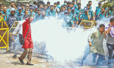 শিক্ষক নিবন্ধনধারীদের লং মার্চে সাউন্ড গ্রেনেড