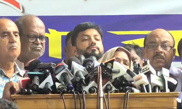 নগরভবনে কথা বলছেন ইশরাক হোসেন