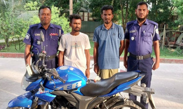 বন্ধুকে ইয়াবা দিয়ে ফাঁসাতে গিয়ে অন্য ২ বন্ধু আটক