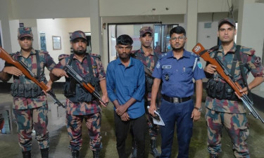 সীমান্তে মদসহ ভারতীয় যুবক আটক