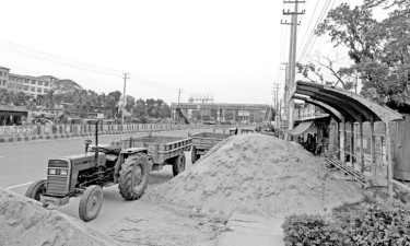 দখলে বেহাল যাত্রীছাউনি