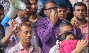 অধ্যাদেশ বাতিলের দাবিতে সচিবালয়ে কর্মীদের বিক্ষোভ