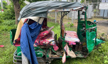 বাসের ধাক্কায় দুমড়েমুচড়ে গেল অটোরিকশা, প্রাণ গেল মা-ছেলেসহ ৩ জনের
