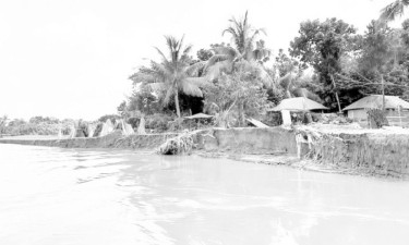 ভাঙন আতঙ্কে নদীতীরবর্তী মানুষ
