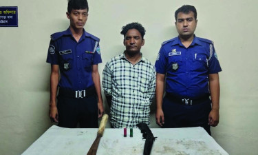 লোহাগাড়ায় বন্দুক, রামদাসহ ডাকাত দলের সদস্য আটক