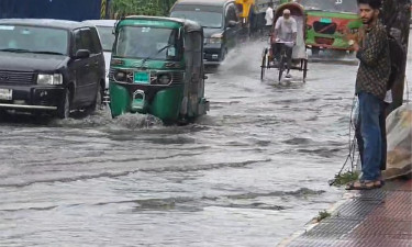 চট্টগ্রামে ভারী বৃষ্টিতে তলিয়ে গেছে সড়ক, জনজীবনে দুর্ভোগ!
