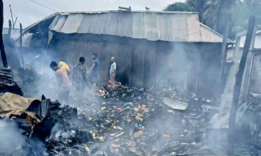হালুয়াঘাটে মসজিদ মার্কেটে ভয়াবহ অগ্নিকাণ্ড, পুড়ল ৯ দোকান