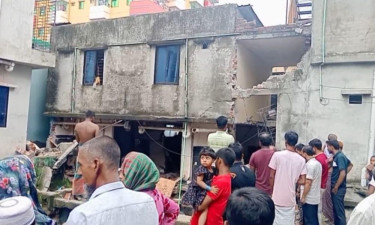 আশুলিয়ায় চুলা জ্বালানোর সঙ্গে সঙ্গে গ্যাসের সিলিন্ডার বিস্ফোরণ, মা-ছেলে দগ্ধসহ আহত ৬