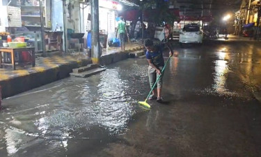 চট্টগ্রামে ভারি বৃষ্টিতে সড়কে জলাবদ্ধতা