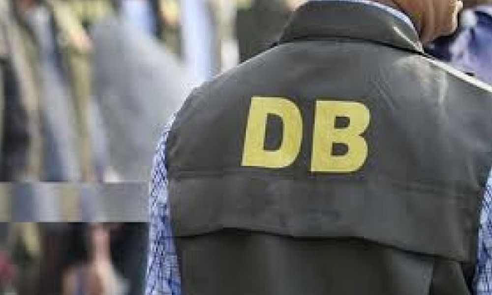 মাদক ব্যবসায়ীদের গুলিতে আহত ২ পুলিশ সদস্য