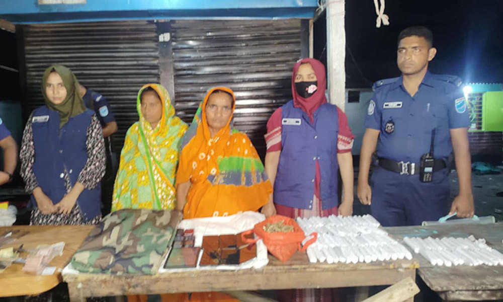 নারায়ণগঞ্জে যৌথবাহিনীর অভিযানে অস্ত্রসহ দুই নারী আটক