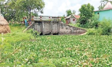 স্লুইস গেটের জায়গার দখল নিয়ে দুই পক্ষ মুখোমুখি