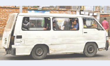 ঢাকা-চট্টগ্রাম মহাসড়ক দাপিয়ে বেড়াচ্ছে অবৈধ মাইক্রোবাস