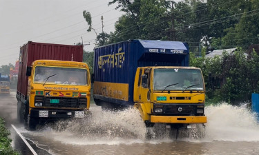 পানি উঠে গেছে ঢাকা-চট্টগ্রাম মহাসড়কে, যান চলাচলে ধীরগতি