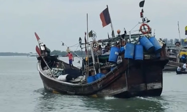 মাঝ সমুদ্র থেকে ট্রলারযোগে মাছ নিয়ে ফিরছেন জেলেরা